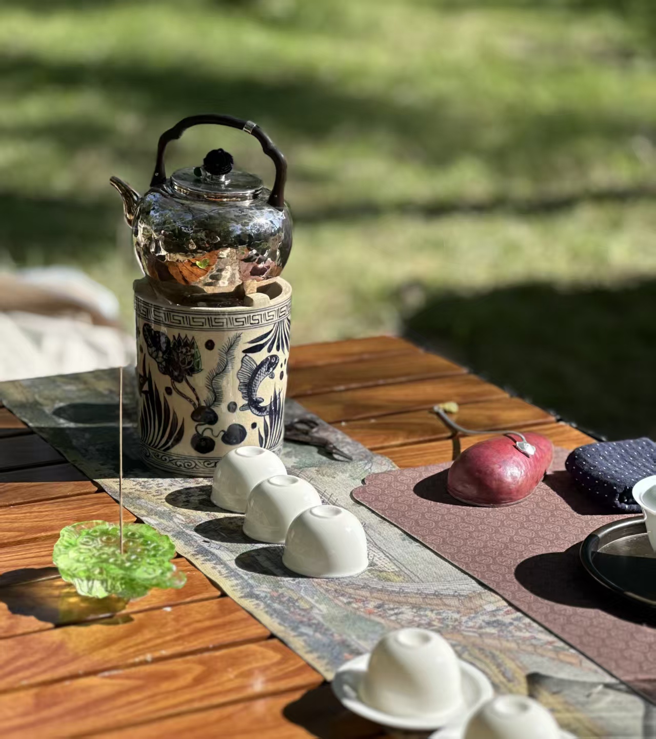 户外茶席煮水壶与茶杯实拍